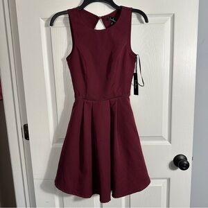 NEW Lulu's size XS burgundy open back mini dress, A-line, pleats, fall, party